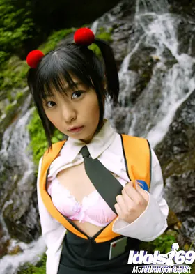 Watch this hairy Asian college chick exposes her hairy pussy and labia outdoors