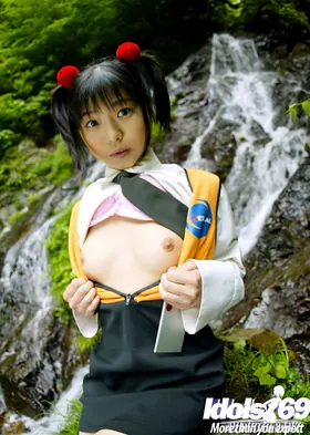 Watch this hairy Asian college chick exposes her hairy pussy and labia outdoors