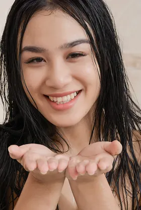 Kahlisa flaunts her massive tits & gets soaking wet in a bath