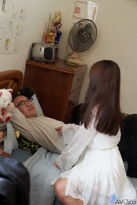 Watch Wen Ruixin, the Asian hottie with natural bod, take her stepparent's lollipop like a pro!