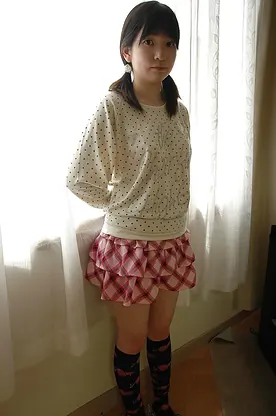 Mamiko Takahata strips down and flaunts her tight cootchie in close-up view
