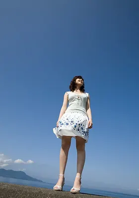Watch Saki Koto flaunt her beach body and knockers in a hot outdoor show