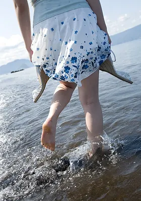 Watch Saki Koto flaunt her beach body and knockers in a hot outdoor show