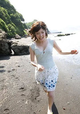 Watch Saki Koto flaunt her beach body and knockers in a hot outdoor show