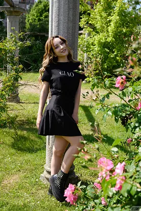 Meleida Tosca flaunts her curves & strips outdoors