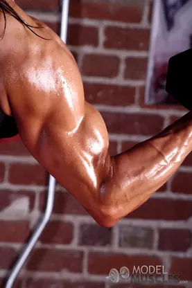 Watch Marina Lopez flaunt her massive curves & show off her perfect body in the gym