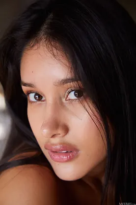 Watch gorgeous teen Carolina Guerrero get bare on dining table in solo show