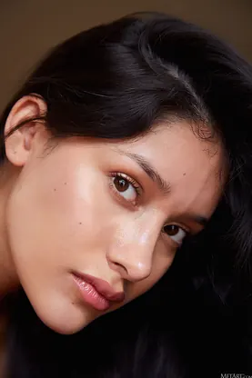 Watch gorgeous teen Carolina Guerrero get bare on dining table in solo show