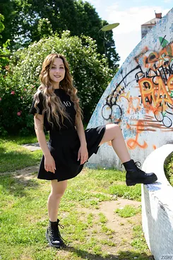 Meleida Tosca flaunts her curves & strips outdoors